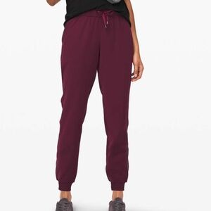 Lululemon On the Fly Jogger
Dark Adobe